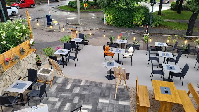 Terasa Bistroa Paradiso iz ptičje perspektive u sumrak