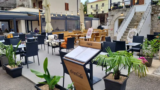 Terasa Bistroa Paradiso s kamenim stubištem i suncobranima
